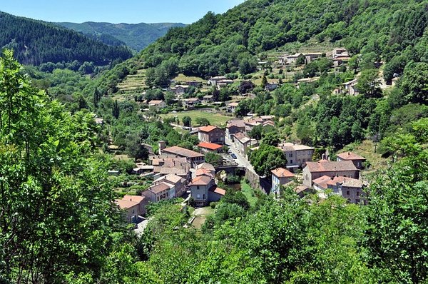 Quels sont les services et les équipements de vacances proposés par un camping d'Ardèche 5 étoiles ?