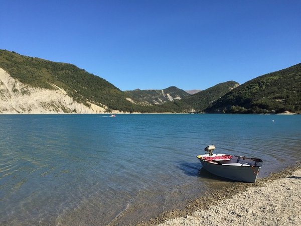 Quels sont les types d'hébergement disponibles en camping dans le Var ?
